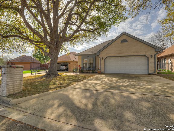 3rd image of 713 Woodrow Cir