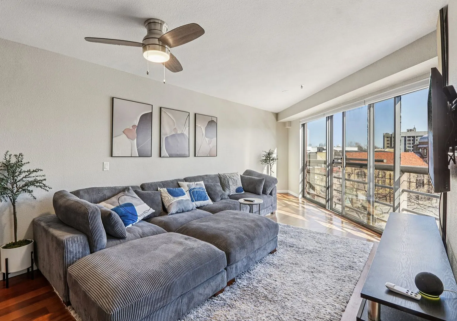 Available NOW! 1 Bedroom 1 Bath Beautiful Condo in Denver! — Photo 4