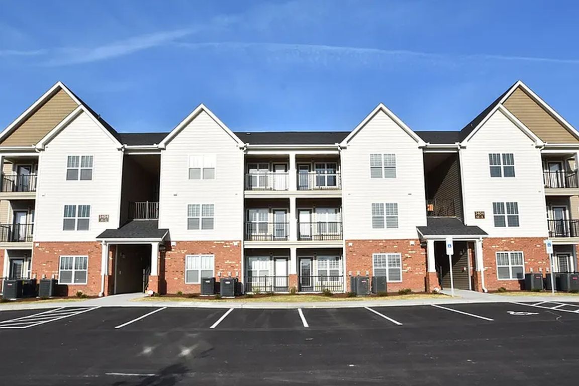 The Berkeley at Medford Pointe is a garden-style apartment community that offers 1 and 2 bedroom apartments in 3-story buildings.