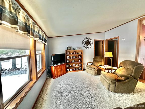 3rd image of 933 E Hoadley St