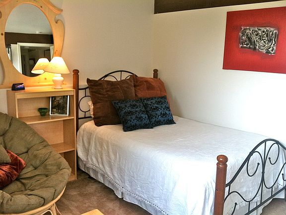 (private) office w/ full bed