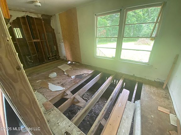 5th image of 104 Pecan St