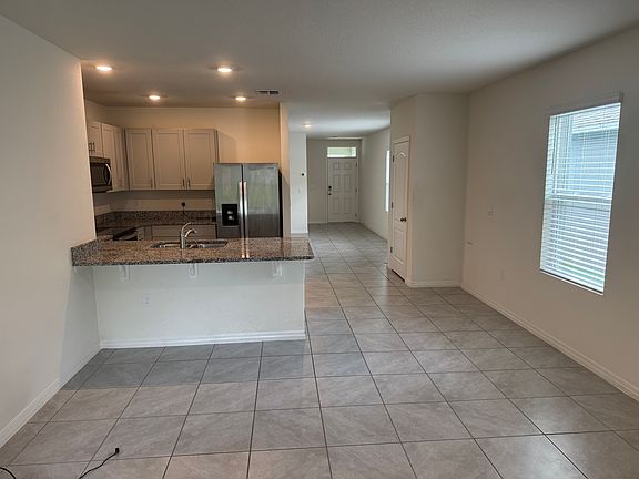 3rd image of 611 Autumn Breeze St