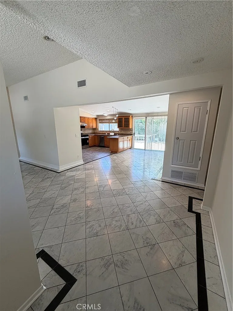 4 bed, 1595 sqft, $4,395 — Photo 3