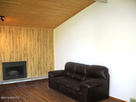 4th image of 602 N Franklin St
