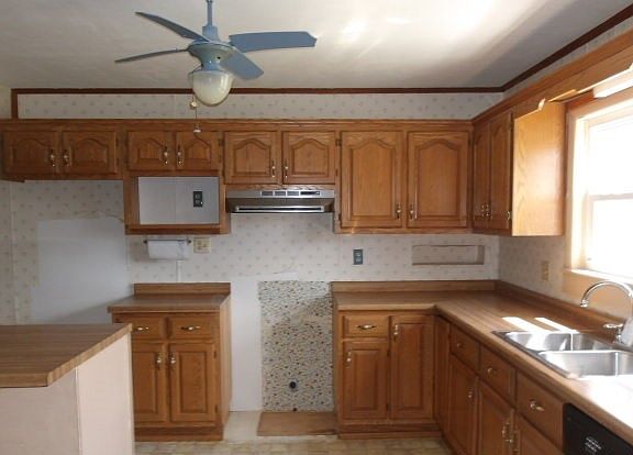 4th image of 114 E 7th St