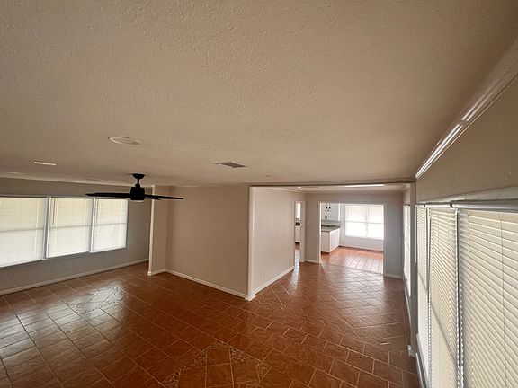 5th image of 301 Baker Dr