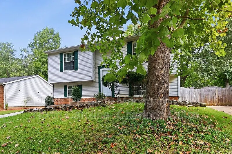 4 bed, 2.0 bath, 1788 sqft, $2,049 — Photo 2