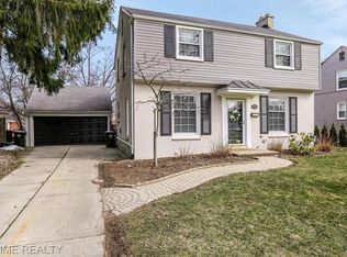 1094 Roslyn Rd, Grosse Pointe Woods, MI 48236