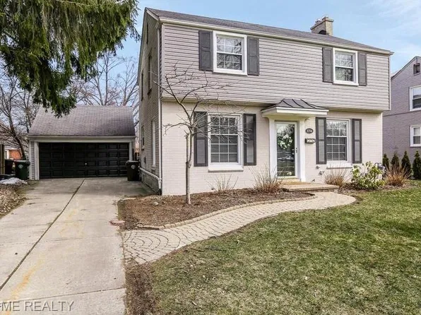 1094 Roslyn Rd, Grosse Pointe Woods, MI 48236