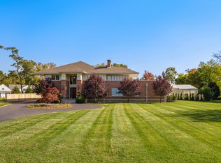 115 Dickens Rd, Northfield, IL 60093