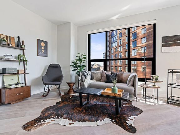 5th image of 720 N Milwaukee Ave #2105