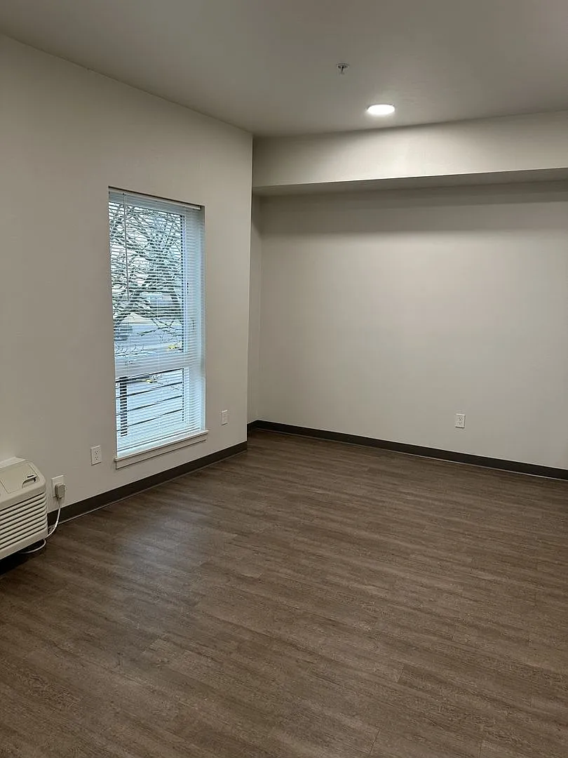 990 Broadway Apartment Homes — Photo 3