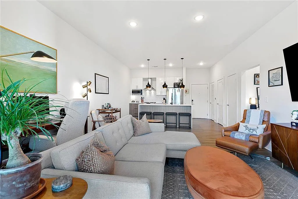 1 bed, 1.0 bath, 804 sqft, $1,950 — Photo 1