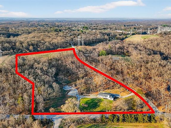 2nd image of 1336 Pond Rd