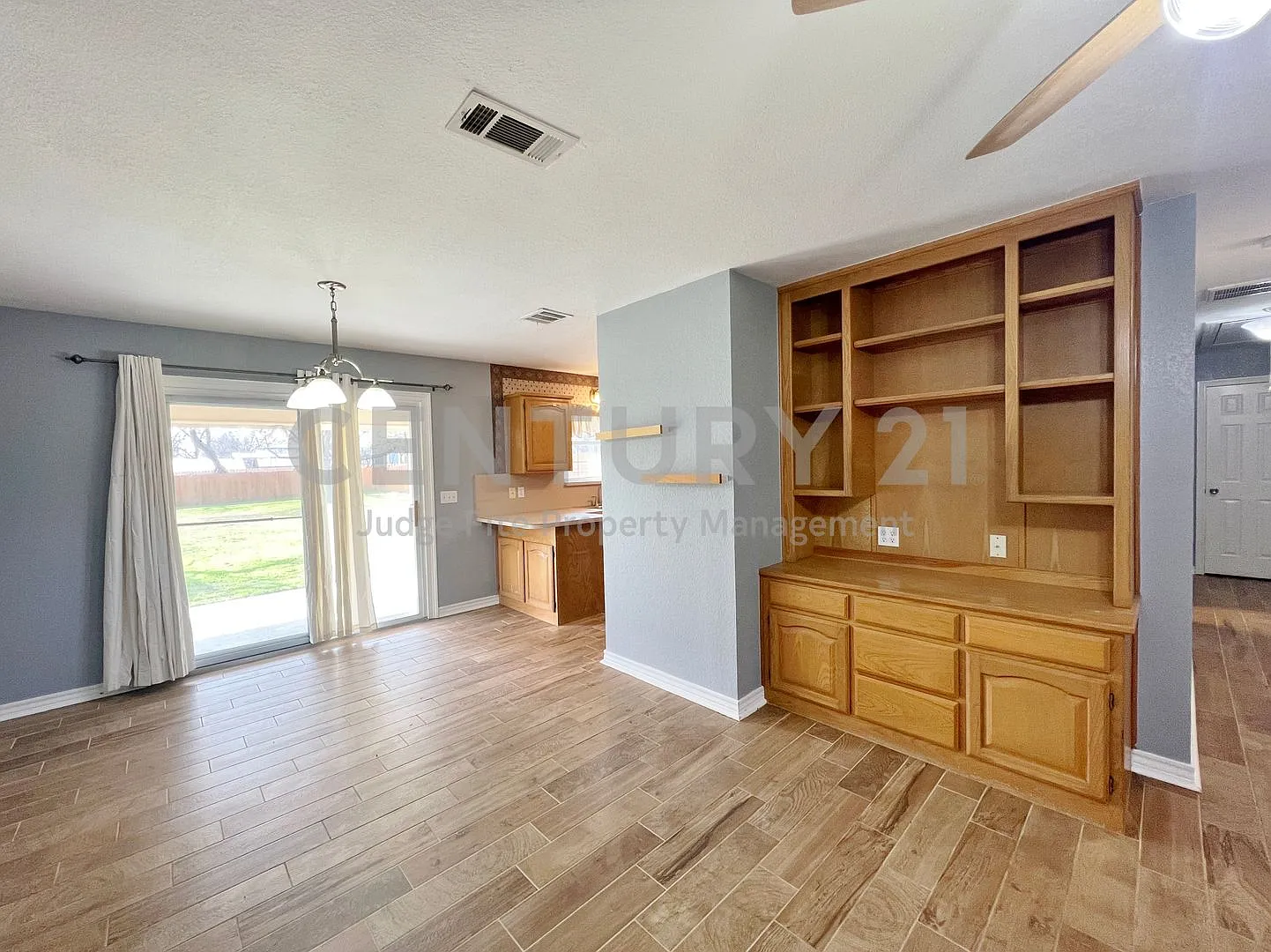 Great 2/2 in The Heart of Boyd For Rent! — Photo 3