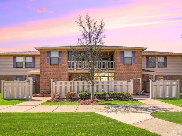 61156 Greenwood Dr, South Lyon, MI 48178