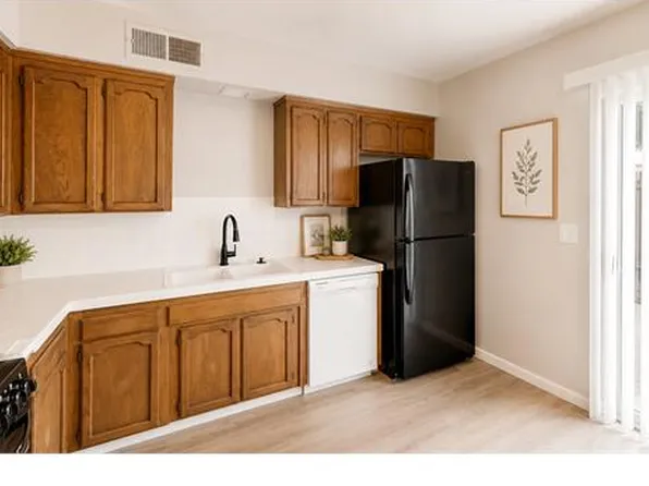 6052 N College Ave APT A, Fresno, CA 93704
