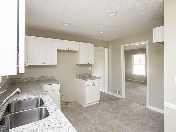 4th image of 680 N Kingsley Dr