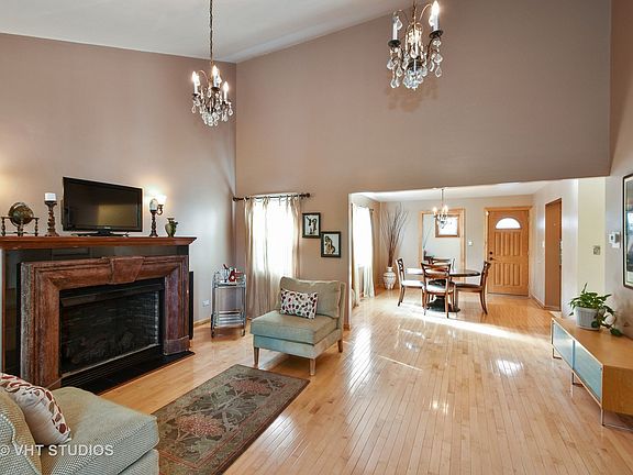 3rd image of 340 E Holbrook Cir
