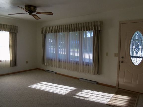 4th image of 613 Hillcrest Dr