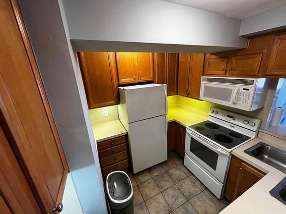 3rd image of 2909 N Sheridan Rd