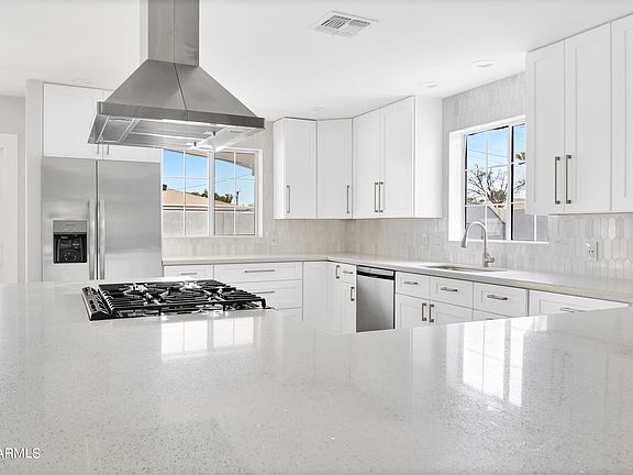 4th image of 2135 W INDIANOLA Avenue