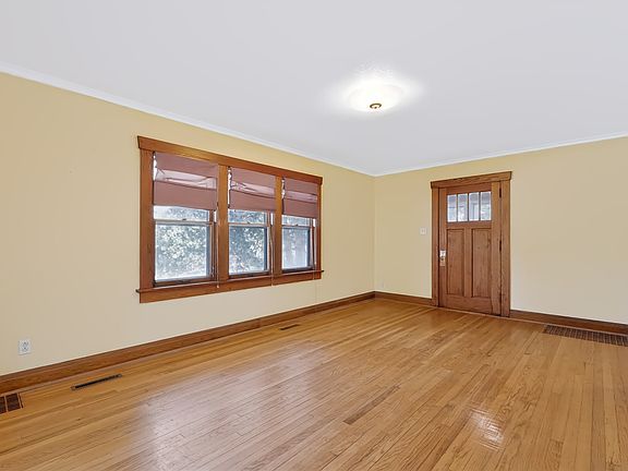 5th image of 624 E 8th St S