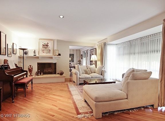 3rd image of 33 Graymoor Ln