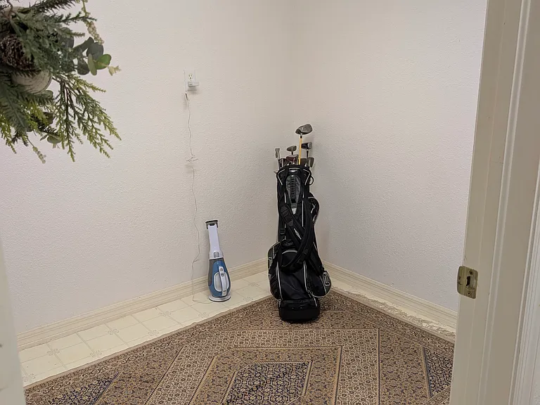 Huge storage room, large enough for bikes, clubs, kayaks, whatever!