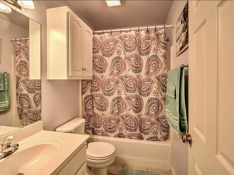 515 N Douglas St W — Photo 26