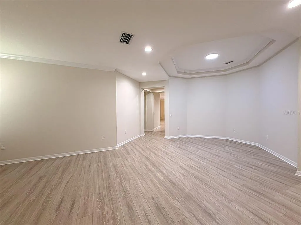 4 bed, 2.0 bath, 2300 sqft, $3,050 — Photo 4