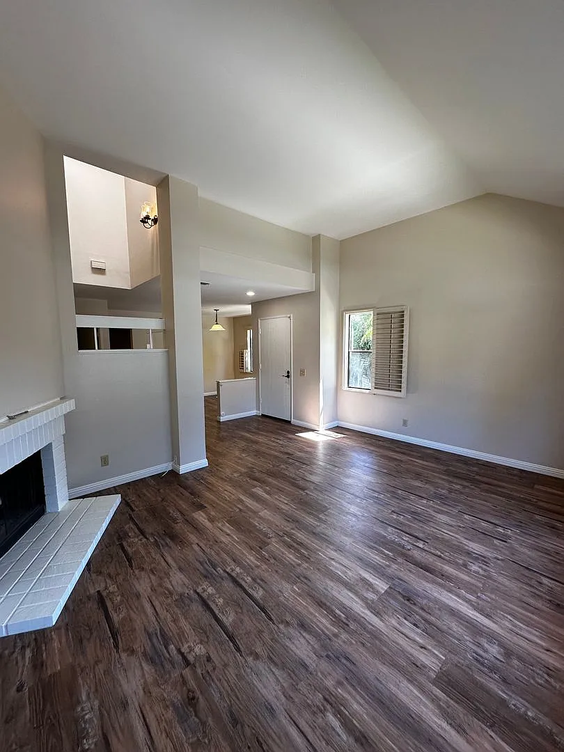 Irvine 2 Bedroom 2 1/2 Baths in Vista Filare — Photo 2
