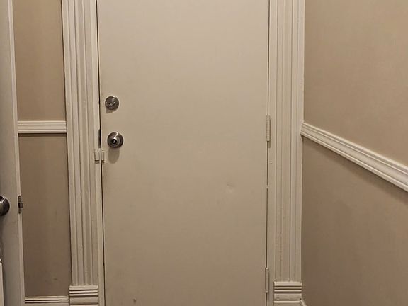 2nd image of 811 1/2 S Main St