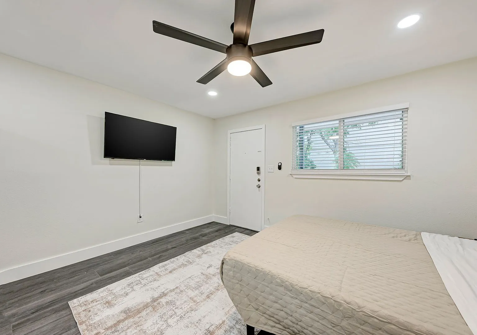 For Lease Fully Furnished Studio Near UT — Photo 3