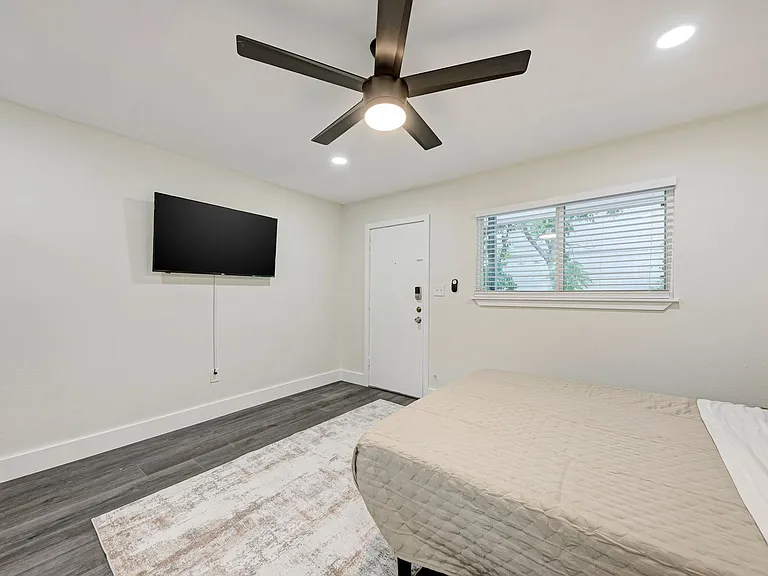 2302 Leon St #13 — Photo 3