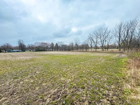 3372 Woodridge Dr, Flushing, MI 48433