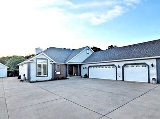 N6202 Colonial Ct, Sheboygan, WI 53083