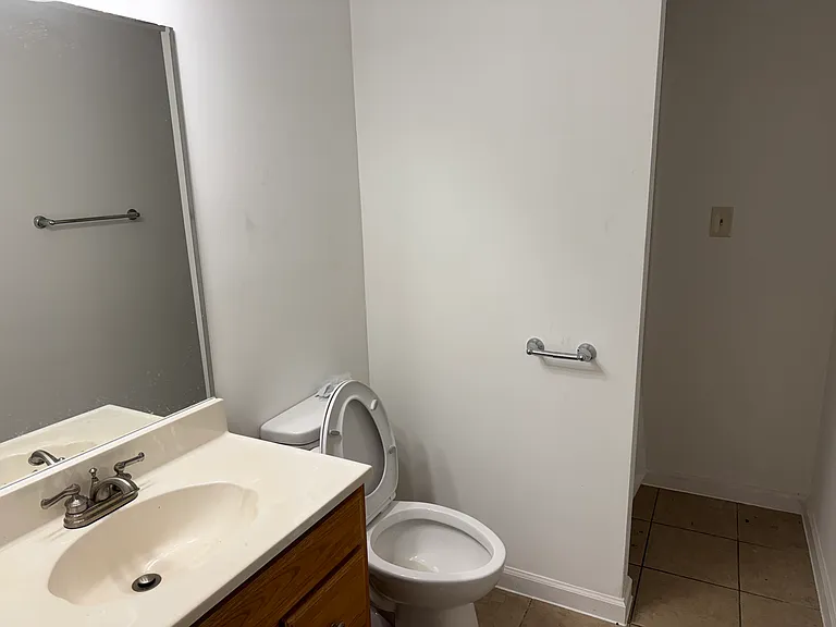 1117 Irving Ave — Photo 10