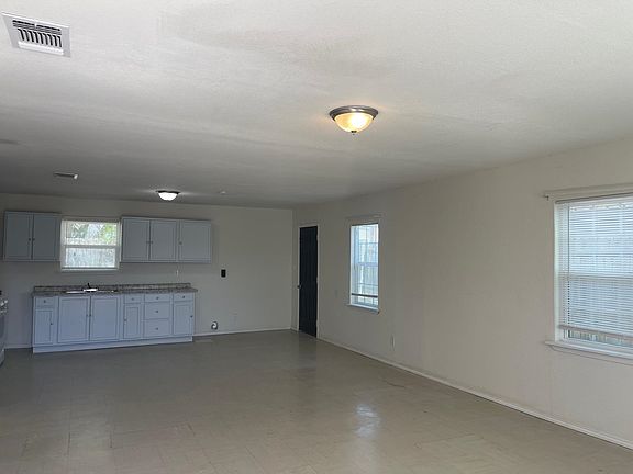 4th image of 208 Graham St