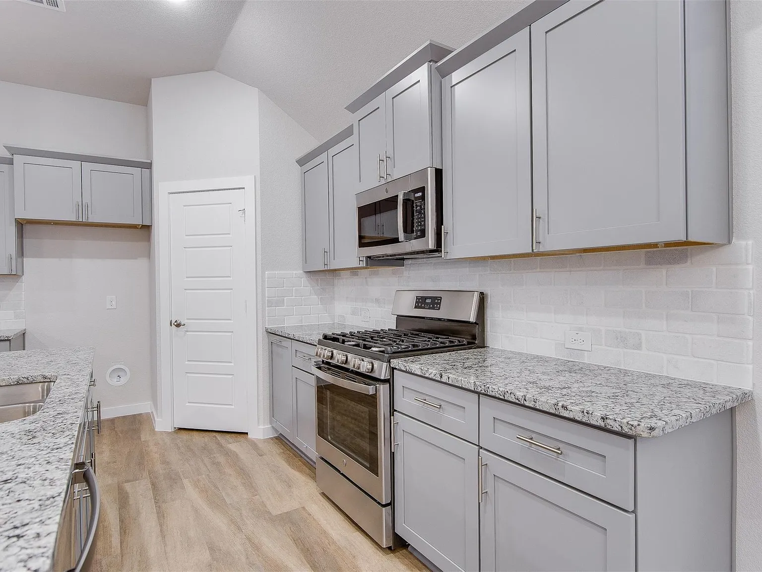 4 bed, 1883 sqft, $2,499 — Photo 3