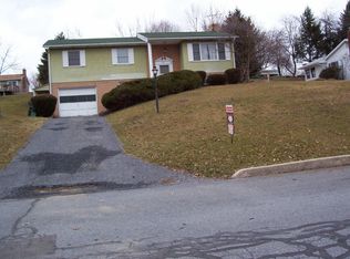 220 Candlelite Dr, Carlisle, PA