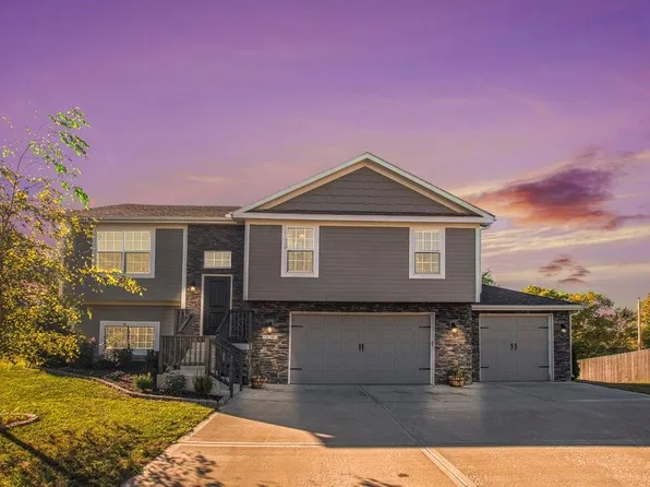 18301 Rock Creek Dr, Smithville, MO 64089