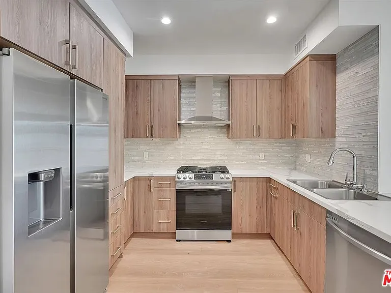 14419 Riverside Dr #306 — Photo 1