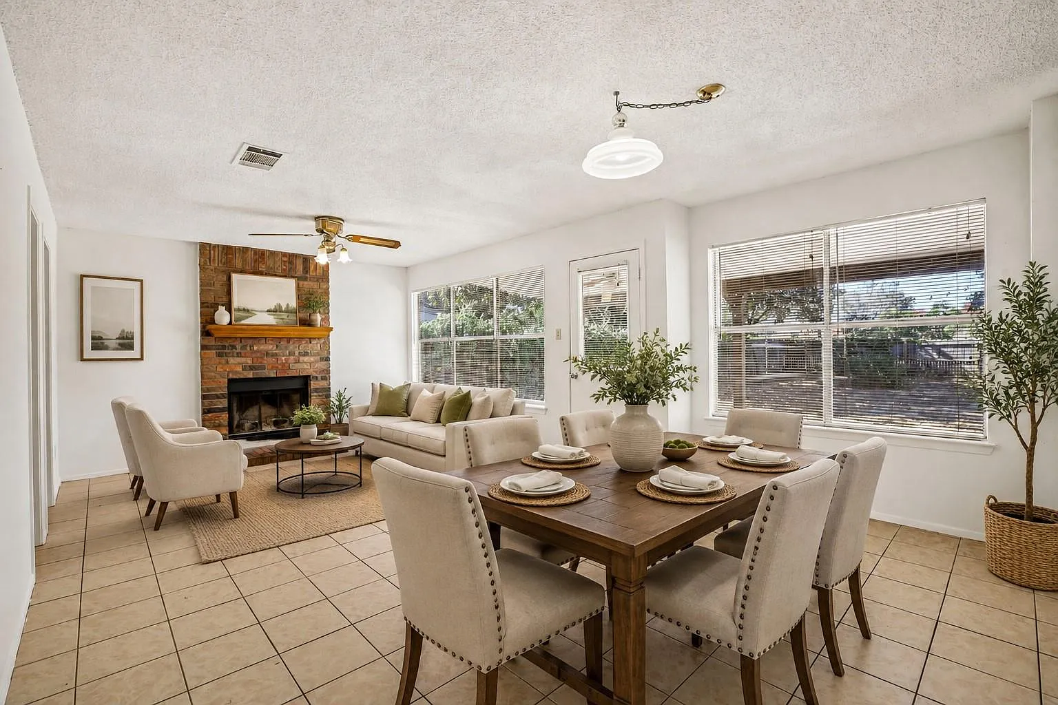4 bed, 2.5 bath, 2062 sqft, $2,485 — Photo 4