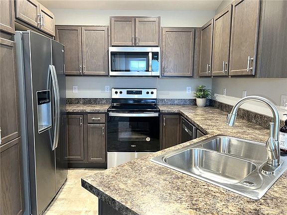 5th image of 225 Waterhaven Way