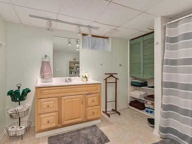 Basement full bathroom