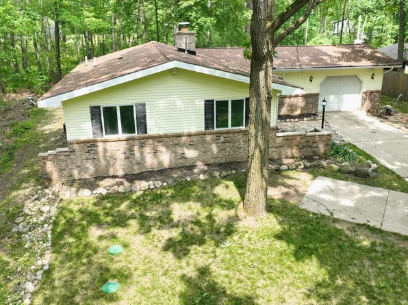 1207 Queensway Dr, Lake Isabella, MI 48893