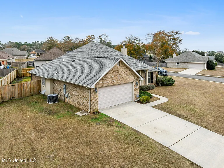 13636 Hidden Oaks Dr — Photo 3