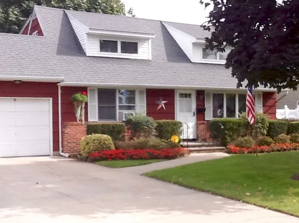 49 Pace Dr, North Babylon, NY 11703